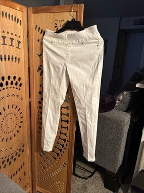 Chicos white Perfect Stretch Soft Jegging Ankle Pants